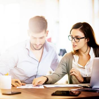 Tarkista takuu! two colleagues working together