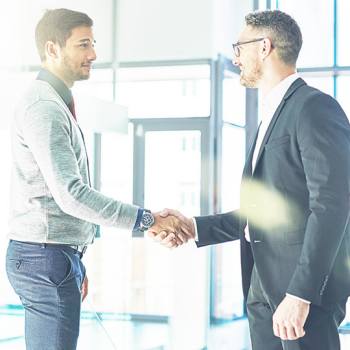 Laitetakuu businessmen shaking hands