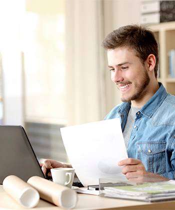 Kätevä käyttää man looking into a screen