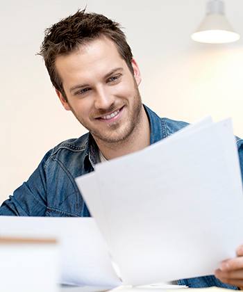 Tietoturva ja suojaukset kunnossa man looking to papers