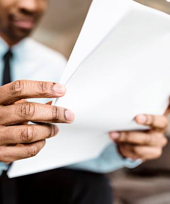Nykyaikaiset ominaisuudet man looking to papers